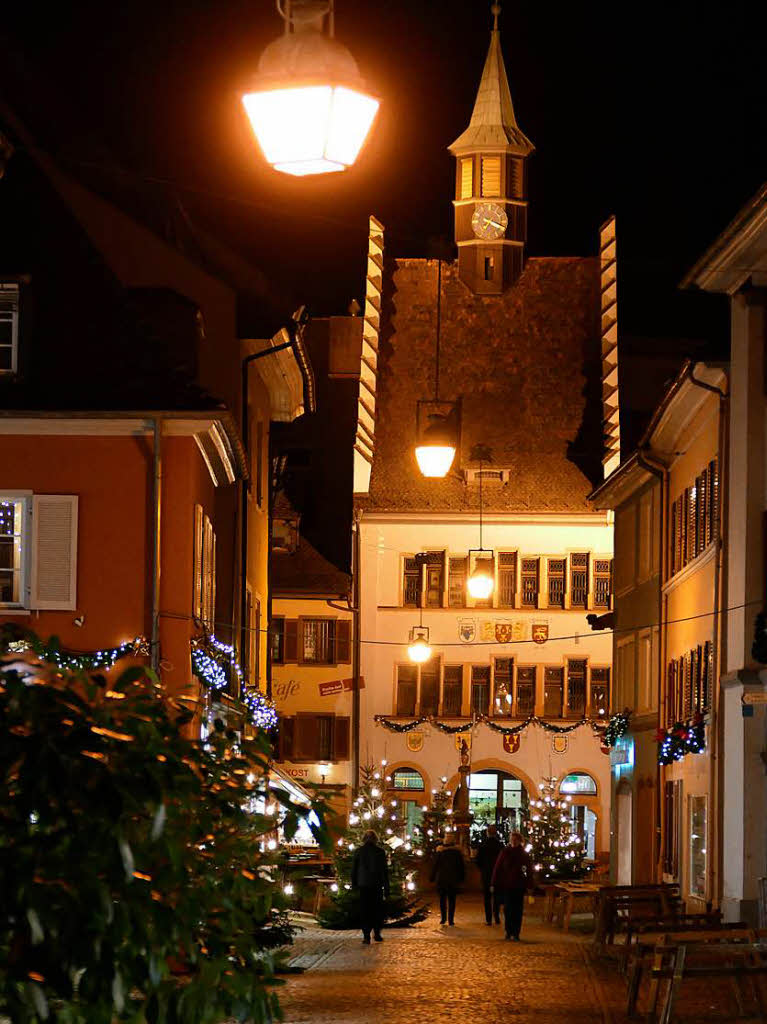 Impressionen aus der in adventlichem Schimmer festlich illuminierten Staufener Altstadt mit ihren vielen von Schulen und Kitas dekorierten Christbumen.