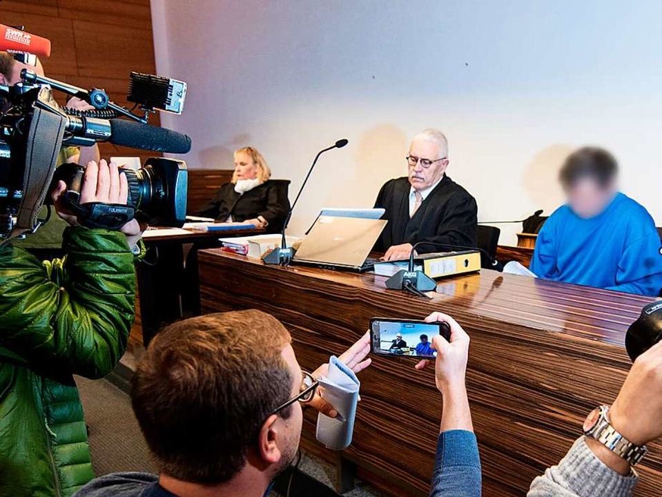 Catalin C. bei Prozessbeginn auf der Anklagebank. Neben ihm sein Verteidiger  | Foto: dpa