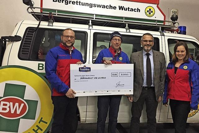 Bergwacht Wutach freut sich über Spendenscheck
