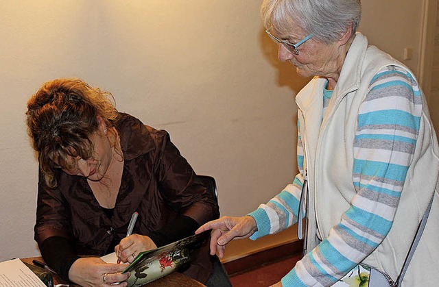 Viele Besucher der Lesung lieen sich ...Nicole Vosseler  ihr Buch  signieren.   | Foto: Petra Mann