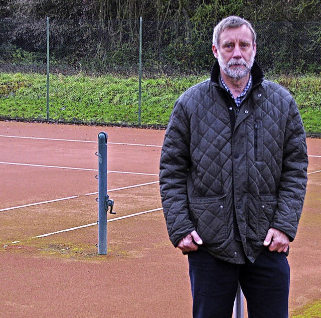 TC RW-Vorsitzender Andreas Teller auf den sanierungsbedrftigen Tennispltzen   | Foto: martin Pfefferle