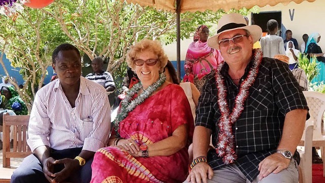 Ali Omari Mwachase, Ilse Ngele und He...bergabe der Schule an den Staat Kenia.  | Foto: Hermann Ngele