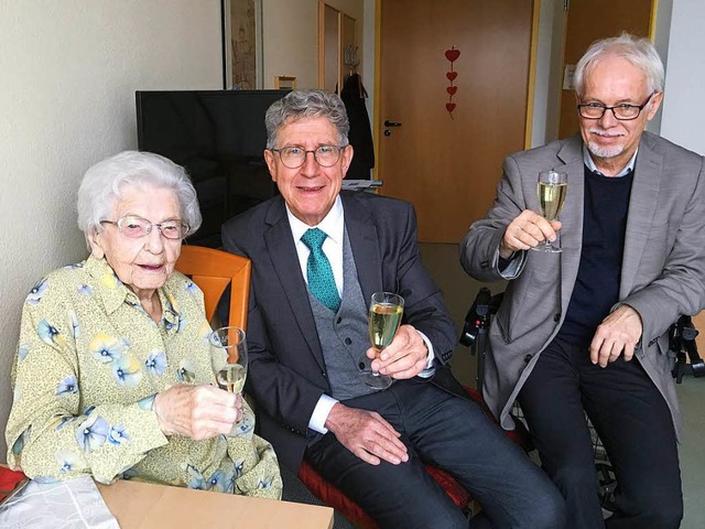 Ein Glschen Sekt zum 105. Geburtstag?...Mller und Heimleiter Stefan Naundorf.  | Foto: Privat