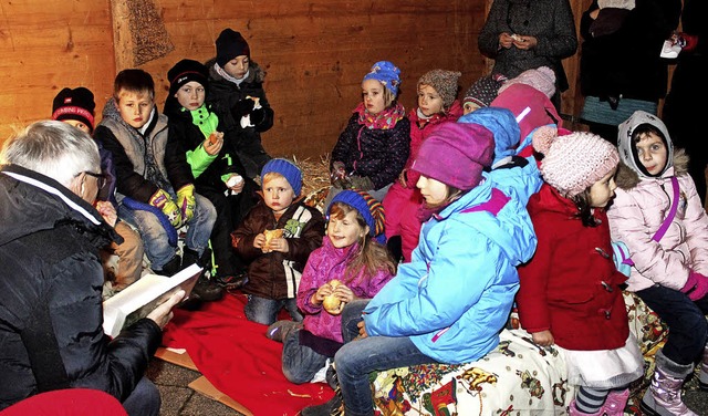 Gespannt lauschten die Kleinen den von Klaus Koska vorgelesenen Mrchen.   | Foto: Cremer