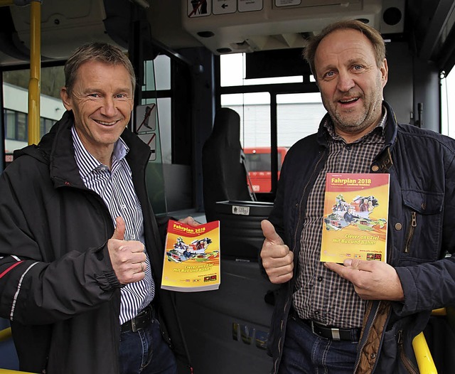 Daumen hoch fr den neuen Fahrplan: Di...r Fahrplan-Gestalter der Sdbadenbus.   | Foto: Dose