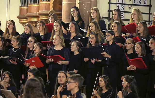 Werke aus mehreren Jahrhunderten inton... Schlerinnen beim CSG-Adventskonzert.  | Foto: CHR. BREITHAUPT