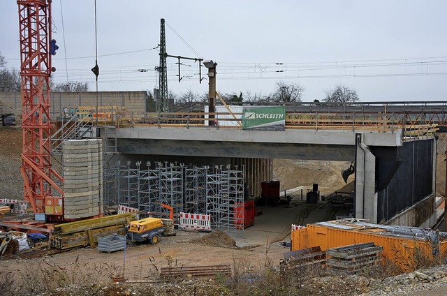 Das Rahmenbauwerk steht noch immer neb...isen. Das Einschieben ist verschoben.   | Foto: Lauber