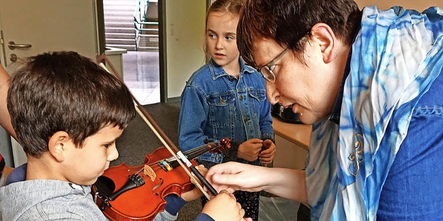 Geigenlehrerin Monika Kordowich zeigt ...den von der Musikschule unterrichtet.   | Foto: R. Frey