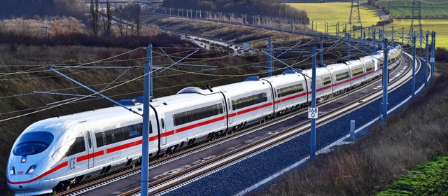 Schneller Zug &#8211;  ob die Passagie...viel von der schnen Landschaft sehen?  | Foto: dpa