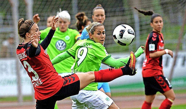 Sandra Starke (links), hier in einem S...Wolfsburg, drngt zurck ins SC-Team.   | Foto: Seeger