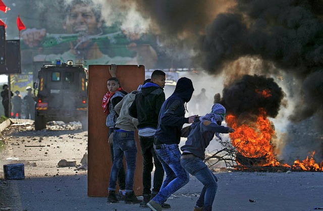 Jugendliche werfen in Nablus Steine auf Polizisten   | Foto: AFP