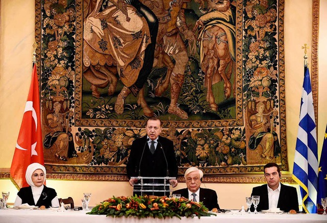 Erdogan spricht bei einem Dinner in Gr...oulos, rechts Premierminister Tsipras.  | Foto: AFP