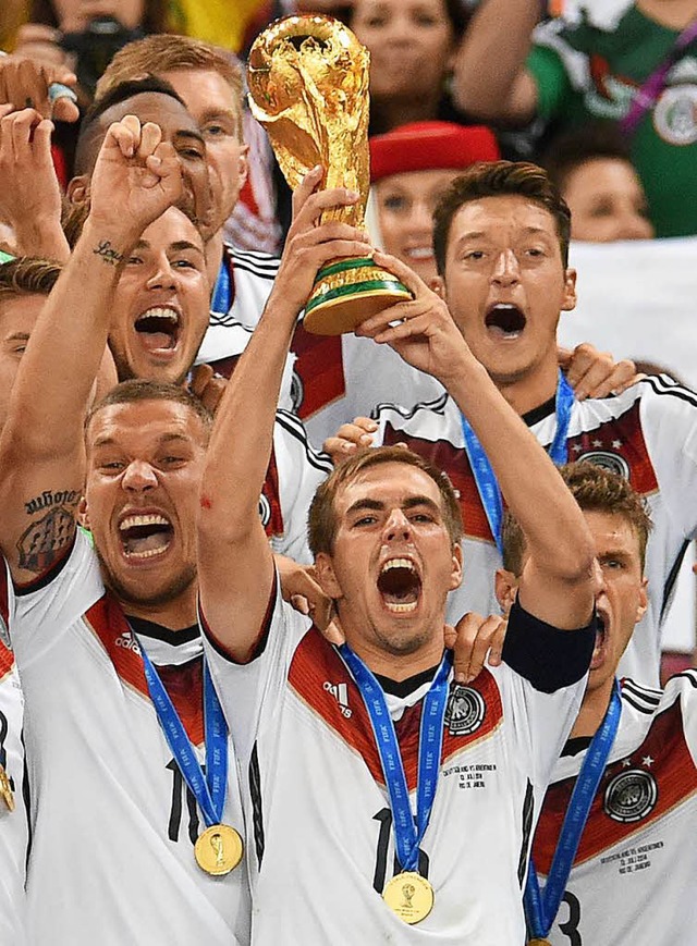 Philipp Lahm 2014 mit dem WM-Pokal.  | Foto: dpa