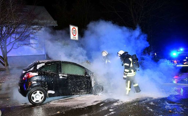 Die Feuerwehr rckte in der Nacht zum ...Mal aus, um brennende Autos zu lschen  | Foto: Wolfgang Knstle