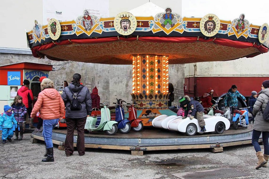 Beim 44. Altstaufener Weihnachtsmarkt gab es für jeden etwas in der festlich geschmückten Stadt. (Foto: Hans Jürgen Kugler) Beim 44. Altstaufener Weihnachtsmarkt gab es für jeden etwas in der festlich geschmückten Stadt. (Foto: Hans Jürgen Kugler)