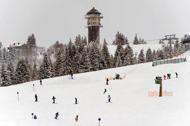 Schneehhen von fast einem Meter erfreuen die Skifahrer am Feldberg.  | Foto: dpa