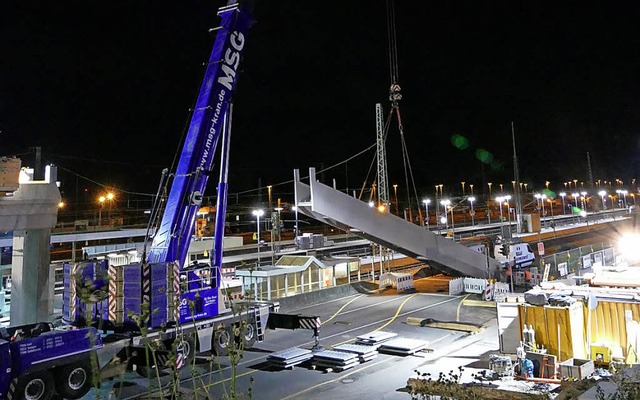 In der Nacht zum Montag wurden die 13,...bgnge zu den Bahnsteigen eingehoben.   | Foto:  Ulrich Senf