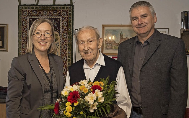 Blumen zum 102. Geburtstag: Jubilar Al...ch und Ortsvorsteher Martin Brgelin.   | Foto:  Volker Mnch