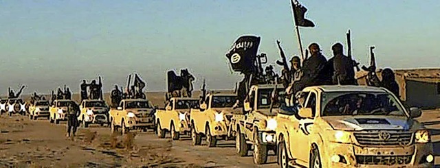 Ein Fahrzeugkonvoi mit IS-Mitgliedern ... Terrormiliz mit dem Rcken zur Wand.   | Foto:  dpa