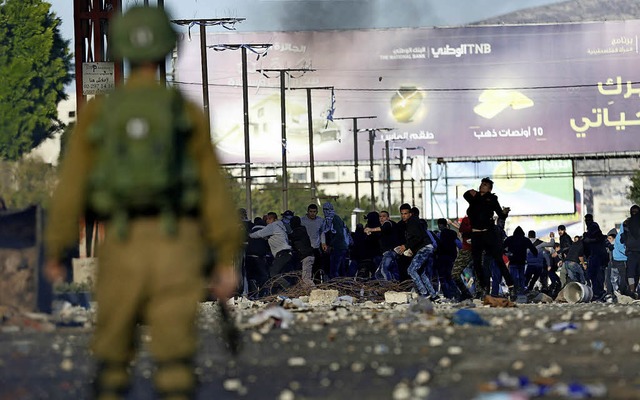Israelische Soldaten und Grenzpolizist... mit palstinensischen Demonstranten.   | Foto:  dpa