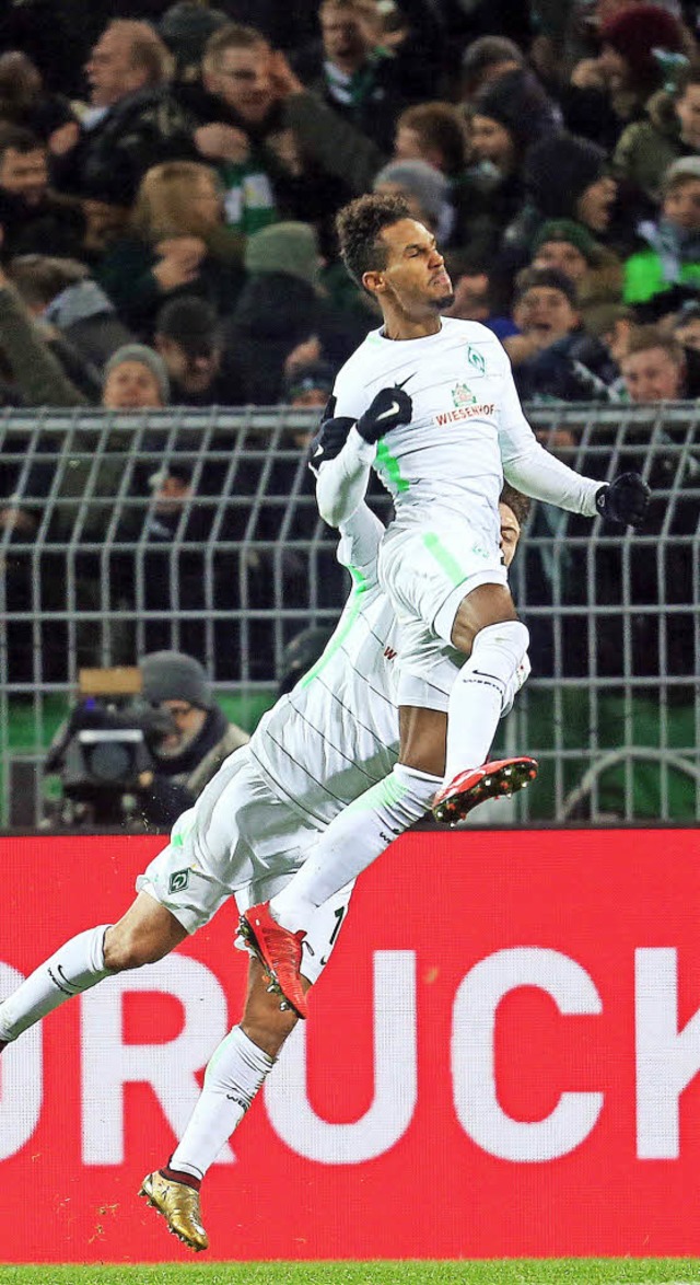 Luftige Freude: Bremens 2:1-Torschtze...fer &#8211; mit  Max Kruse im Anhang.   | Foto:  dpa