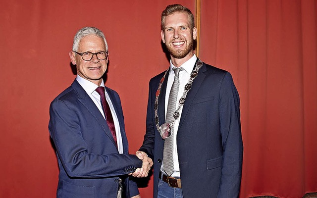 Ausgestattet mit der Brgermeisterkett...inderat Thomas Schneider, gratuliert.   | Foto:  Thomas Rhenisch