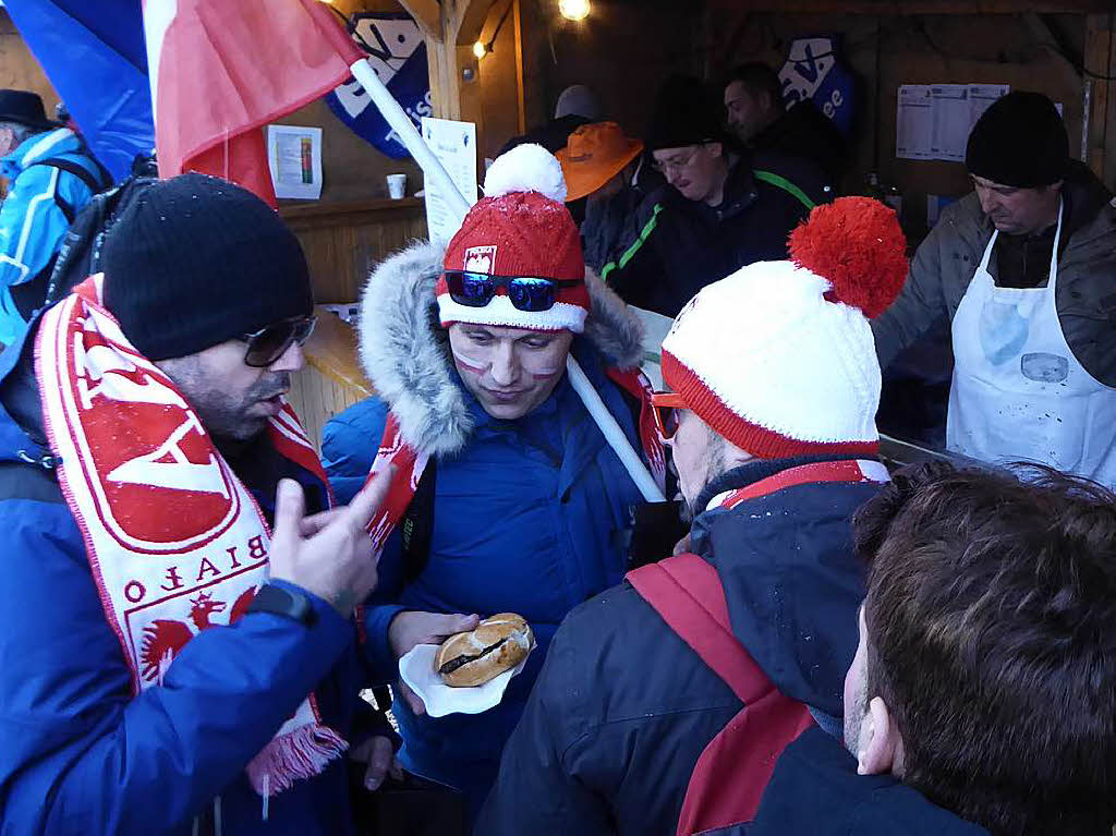 Strkung zwischendurch:  Eindrcke vom Teamspringen beim Skisprung-Weltcup am 9. Dezember in Neustadt. 5000 Zuschauer erlebten auf der hochklassig prparierten Hochfirstschanze hochklassigen, spannenden Sport. Norwegen gewann vor Polen und Deutschland