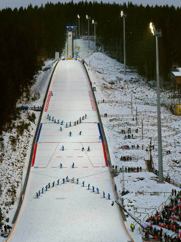Im Gleichschritt das Tretkommando: Eindrcke vom Teamspringen beim Skisprung-Weltcup am 9. Dezember in Neustadt. 5000 Zuschauer erlebten auf der hochklassig prparierten Hochfirstschanze hochklassigen, spannenden Sport. Norwegen gewann vor Polen und Deutschland