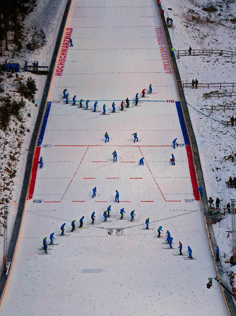 Tretkommandoballett:  Eindrcke vom Teamspringen beim Skisprung-Weltcup am 9. Dezember in Neustadt. 5000 Zuschauer erlebten auf der hochklassig prparierten Hochfirstschanze hochklassigen, spannenden Sport. Norwegen gewann vor Polen und Deutschland