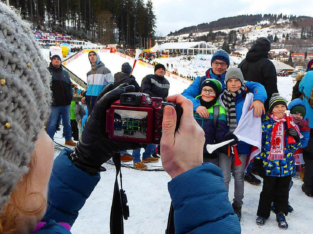 Familienfoto gefllig: Eindrcke vom Teamspringen beim Skisprung-Weltcup am 9. Dezember in Neustadt. 5000 Zuschauer erlebten auf der hochklassig prparierten Hochfirstschanze hochklassigen, spannenden Sport. Norwegen gewann vor Polen und Deutschland