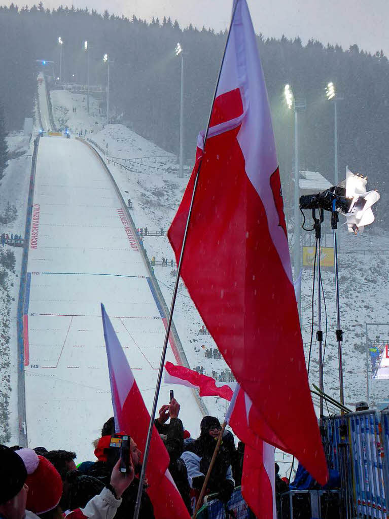 Blick hinauf: Eindrcke vom Teamspringen beim Skisprung-Weltcup am 9. Dezember in Neustadt. 5000 Zuschauer erlebten auf der hochklassig prparierten Hochfirstschanze hochklassigen, spannenden Sport. Norwegen gewann vor Polen und Deutschland
