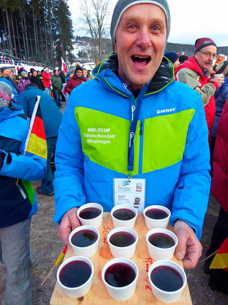 Neun Freunde msst ihr sein: Eindrcke vom Teamspringen beim Skisprung-Weltcup am 9. Dezember in Neustadt. 5000 Zuschauer erlebten auf der hochklassig prparierten Hochfirstschanze hochklassigen, spannenden Sport. Norwegen gewann vor Polen und Deutschland