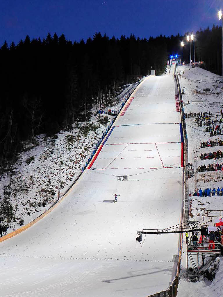 Blick hinauf: Eindrcke vom Teamspringen beim Skisprung-Weltcup am 9. Dezember in Neustadt. 5000 Zuschauer erlebten auf der hochklassig prparierten Hochfirstschanze hochklassigen, spannenden Sport. Norwegen gewann vor Polen und Deutschland