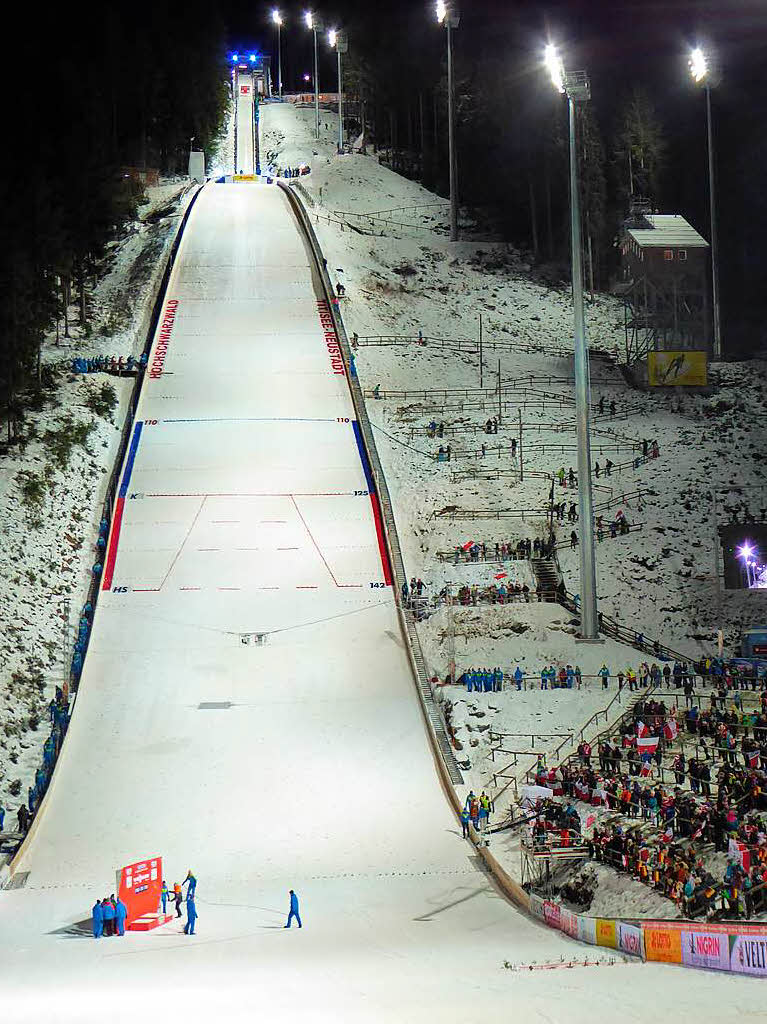 Kurz vor der Siegerehrung: Eindrcke vom Teamspringen beim Skisprung-Weltcup am 9. Dezember in Neustadt. 5000 Zuschauer erlebten auf der hochklassig prparierten Hochfirstschanze hochklassigen, spannenden Sport. Norwegen gewann vor Polen und Deutschland