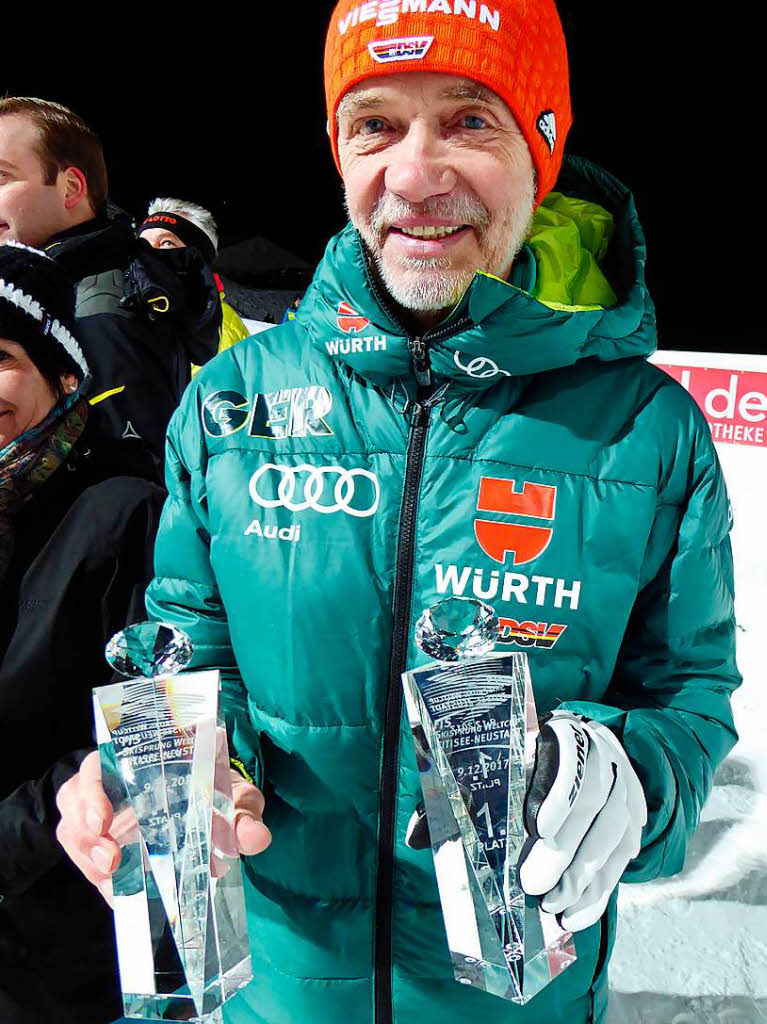 DSV-Prsident Franz Steinle mit den Trophen fr die Sieger: Eindrcke vom Teamspringen beim Skisprung-Weltcup am 9. Dezember in Neustadt. 5000 Zuschauer erlebten auf der hochklassig prparierten Hochfirstschanze hochklassigen, spannenden Sport. Norwegen gewann vor Polen und Deutschland