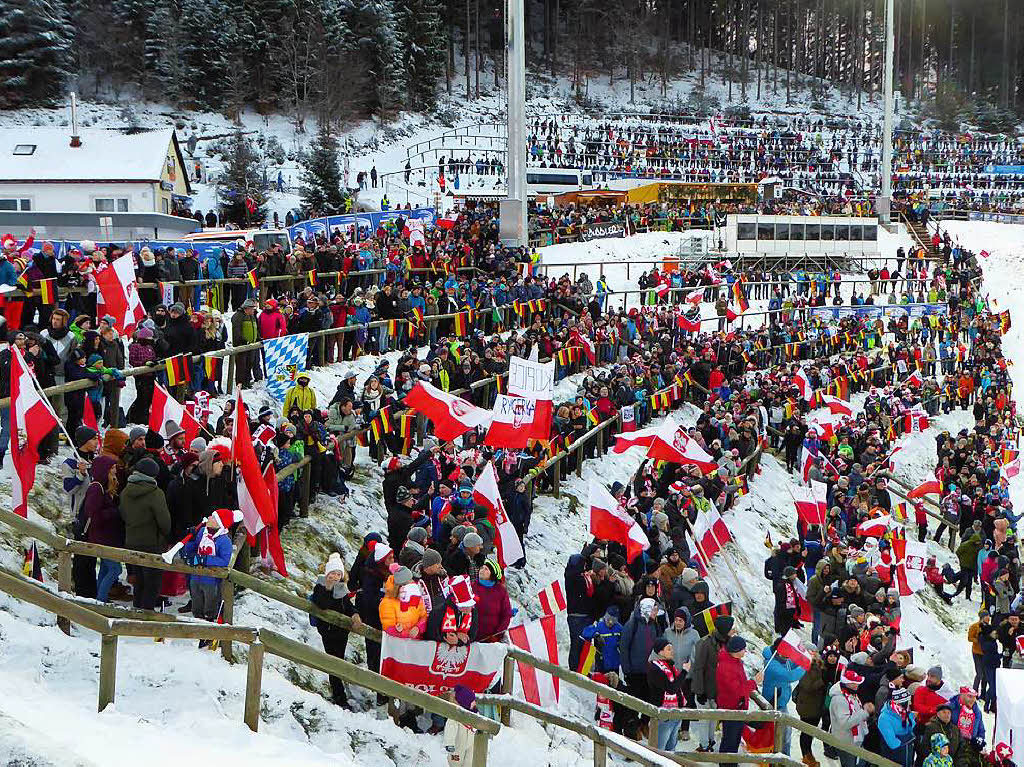 Die Tribne: Eindrcke vom Teamspringen beim Skisprung-Weltcup am 9. Dezember in Neustadt. 5000 Zuschauer erlebten auf der hochklassig prparierten Hochfirstschanze hochklassigen, spannenden Sport. Norwegen gewann vor Polen und Deutschland