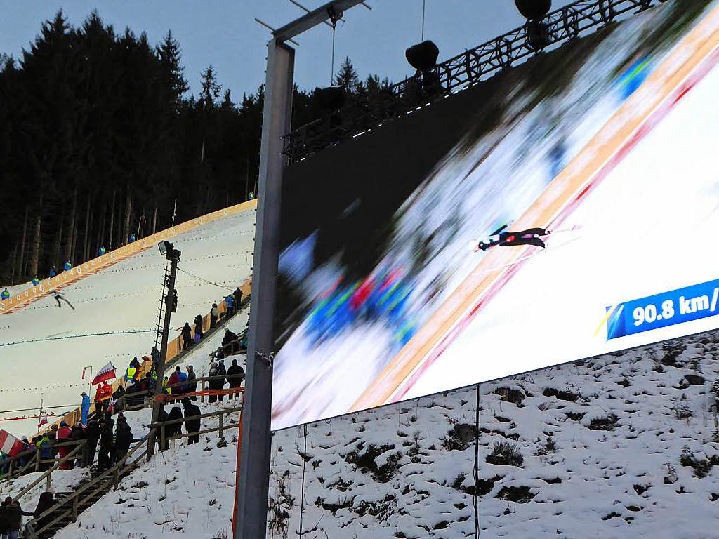 Parallelflug: Eindrcke vom Teamspringen beim Skisprung-Weltcup am 9. Dezember in Neustadt. 5000 Zuschauer erlebten auf der hochklassig prparierten Hochfirstschanze hochklassigen, spannenden Sport. Norwegen gewann vor Polen und Deutschland