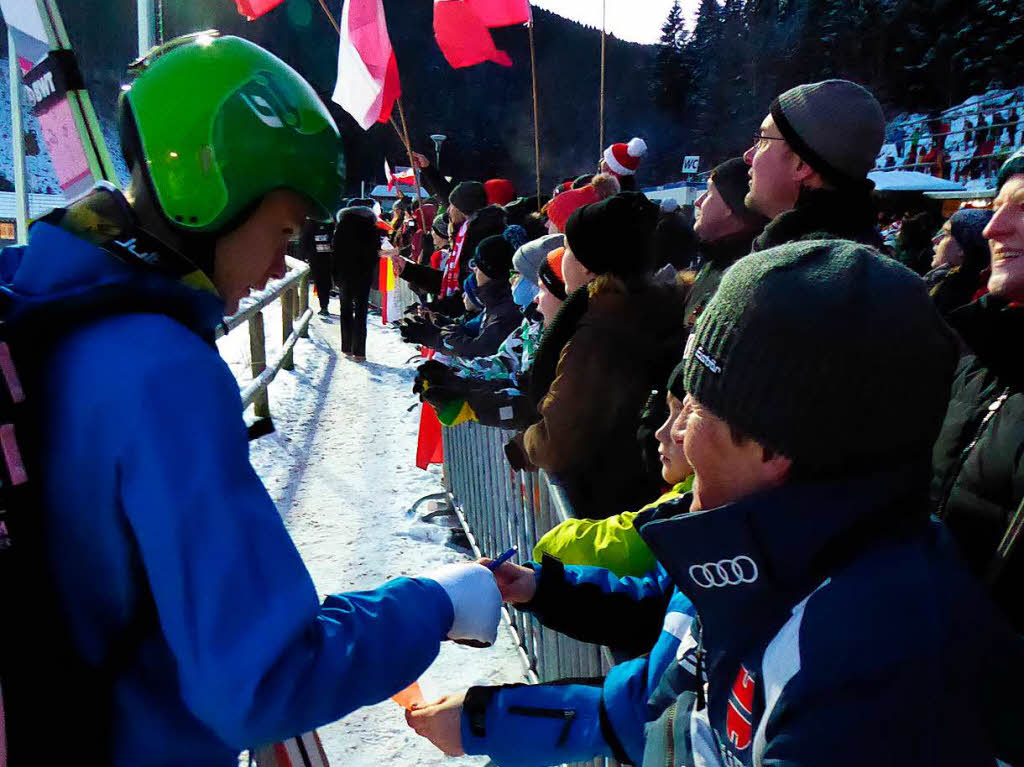 Autogrammjger: Eindrcke vom Teamspringen beim Skisprung-Weltcup am 9. Dezember in Neustadt. 5000 Zuschauer erlebten auf der hochklassig prparierten Hochfirstschanze hochklassigen, spannenden Sport. Norwegen gewann vor Polen und Deutschland