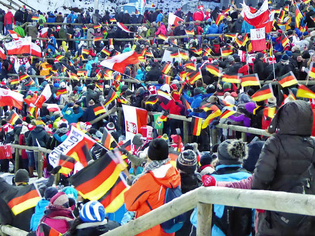Fhnchenschwenker: Eindrcke vom Teamspringen beim Skisprung-Weltcup am 9. Dezember in Neustadt. 5000 Zuschauer erlebten auf der hochklassig prparierten Hochfirstschanze hochklassigen, spannenden Sport. Norwegen gewann vor Polen und Deutschland