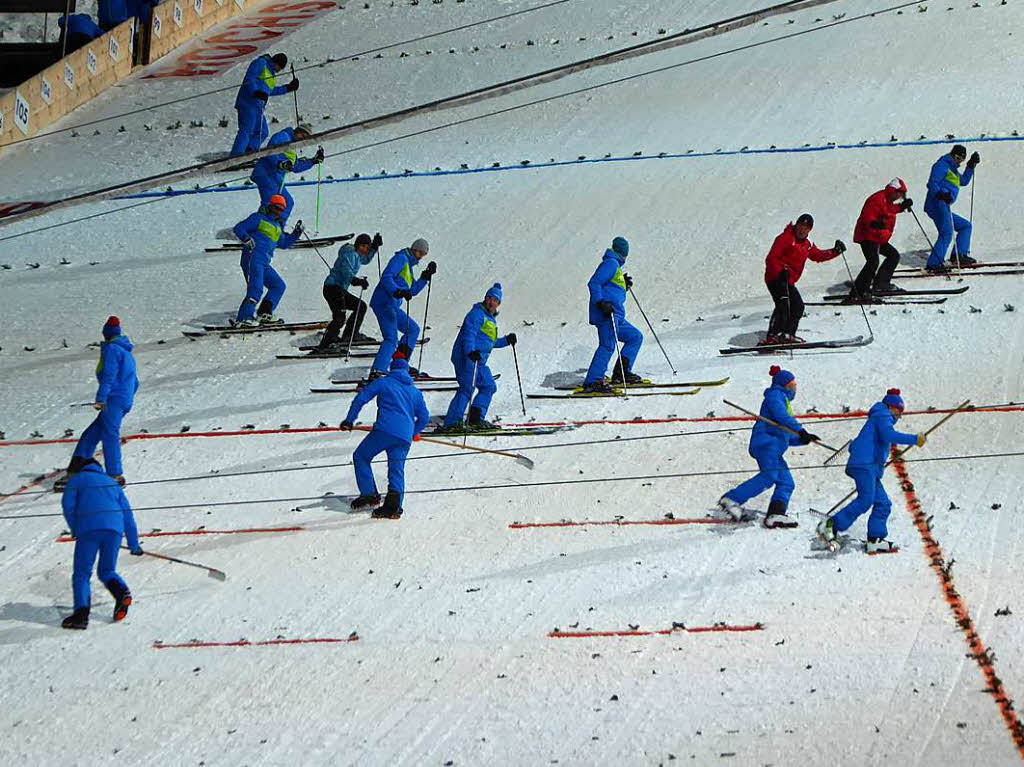 Mit aller Sorgfalt: Eindrcke vom Teamspringen beim Skisprung-Weltcup am 9. Dezember in Neustadt. 5000 Zuschauer erlebten auf der hochklassig prparierten Hochfirstschanze hochklassigen, spannenden Sport. Norwegen gewann vor Polen und Deutschland