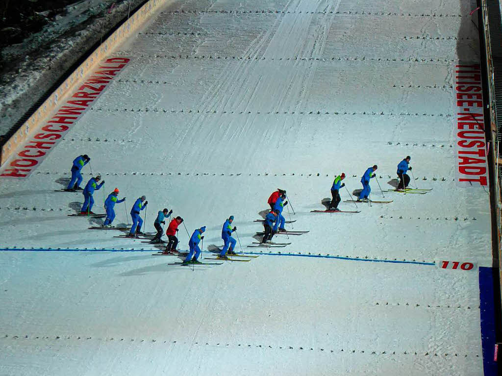 Im Gleichschritt: Eindrcke vom Teamspringen beim Skisprung-Weltcup am 9. Dezember in Neustadt. 5000 Zuschauer erlebten auf der hochklassig prparierten Hochfirstschanze hochklassigen, spannenden Sport. Norwegen gewann vor Polen und Deutschland