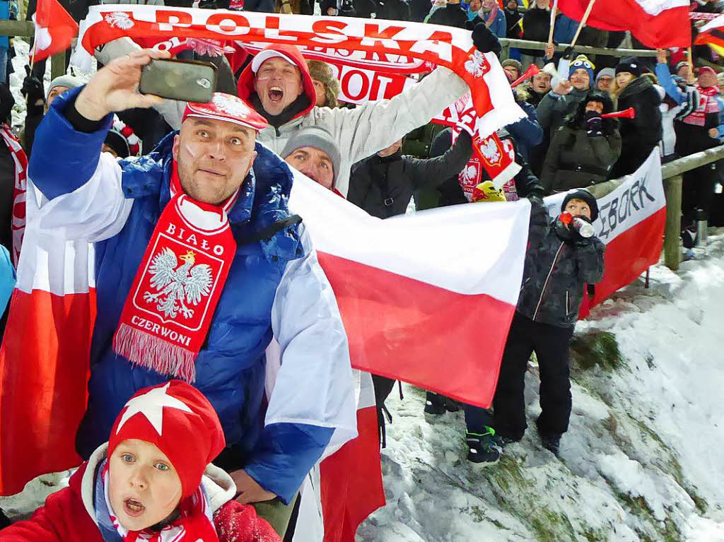 Groartige polnische Fans: Eindrcke vom Teamspringen beim Skisprung-Weltcup am 9. Dezember in Neustadt. 5000 Zuschauer erlebten auf der hochklassig prparierten Hochfirstschanze hochklassigen, spannenden Sport. Norwegen gewann vor Polen und Deutschland