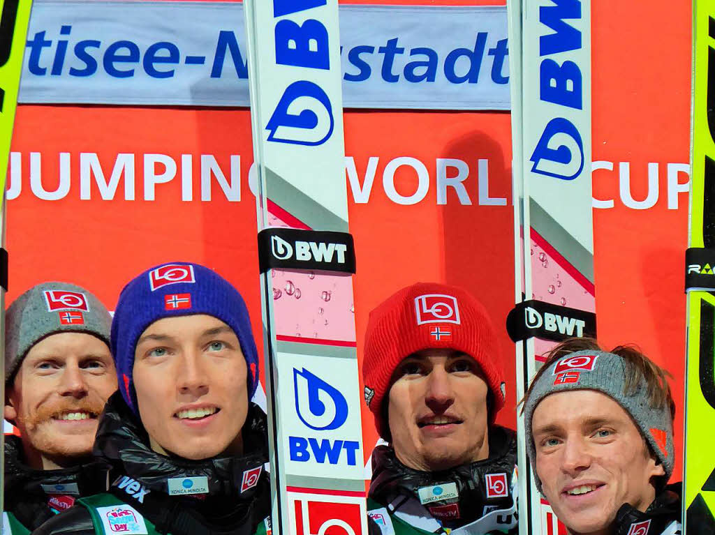 Die siegreichen Norweger: Eindrcke vom Teamspringen beim Skisprung-Weltcup am 9. Dezember in Neustadt. 5000 Zuschauer erlebten auf der hochklassig prparierten Hochfirstschanze hochklassigen, spannenden Sport. Norwegen gewann vor Polen und Deutschland