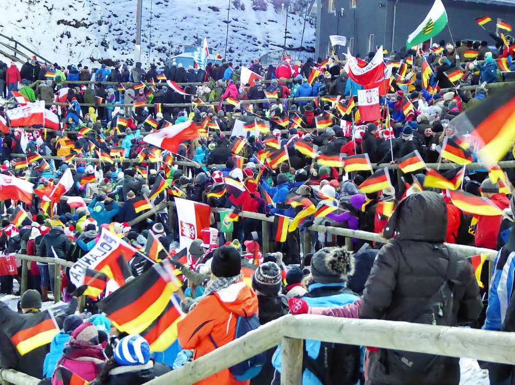 Bunte Vilefalt der Fans: Eindrcke vom Teamspringen beim Skisprung-Weltcup am 9. Dezember in Neustadt. 5000 Zuschauer erlebten auf der hochklassig prparierten Hochfirstschanze hochklassigen, spannenden Sport. Norwegen gewann vor Polen und Deutschland