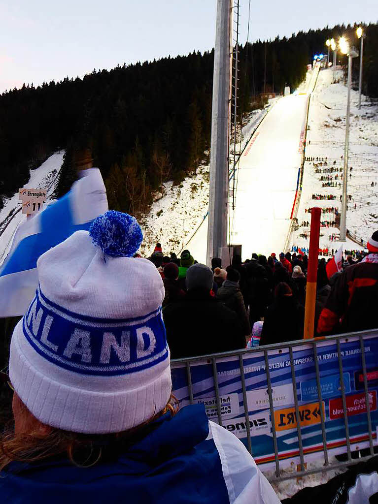 Weitgereister Fan aus Finnland:  Eindrcke vom Teamspringen beim Skisprung-Weltcup am 9. Dezember in Neustadt. 5000 Zuschauer erlebten auf der hochklassig prparierten Hochfirstschanze hochklassigen, spannenden Sport. Norwegen gewann vor Polen und Deutschland