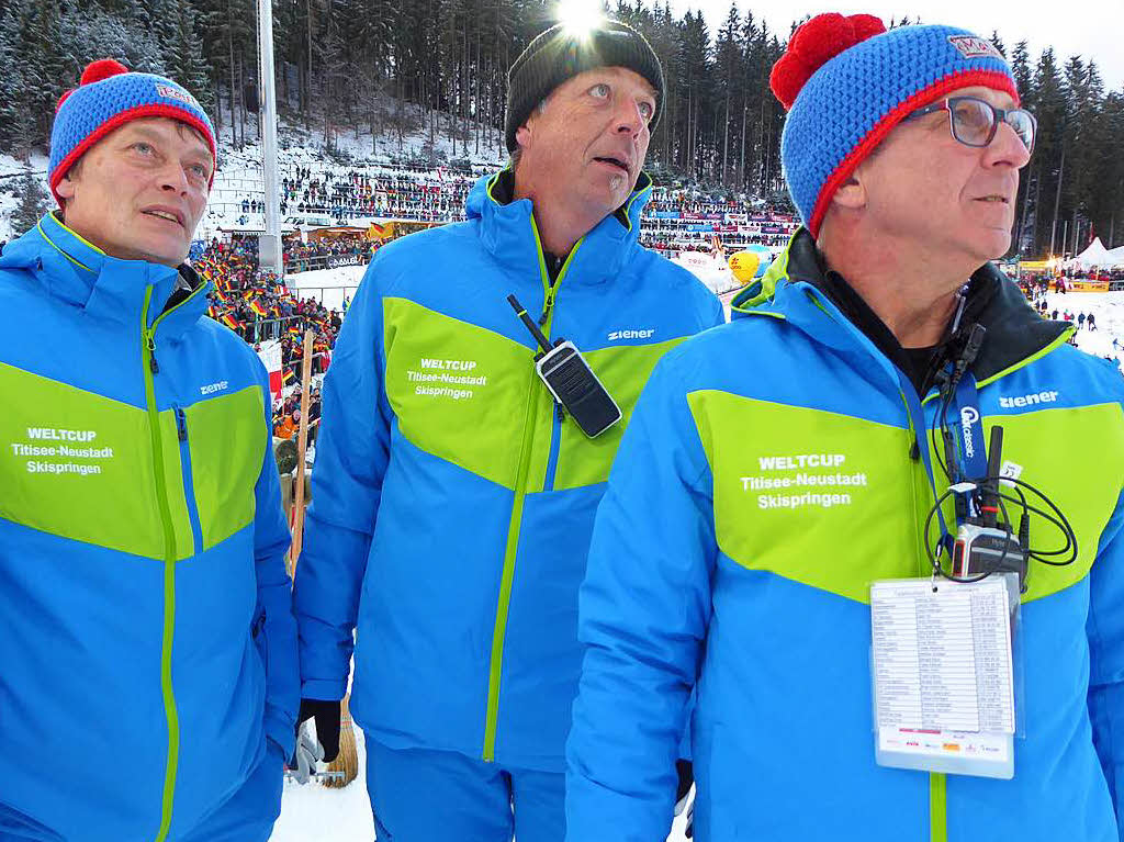 Da fliegt er: Eindrcke vom Teamspringen beim Skisprung-Weltcup am 9. Dezember in Neustadt. 5000 Zuschauer erlebten auf der hochklassig prparierten Hochfirstschanze hochklassigen, spannenden Sport. Norwegen gewann vor Polen und Deutschland