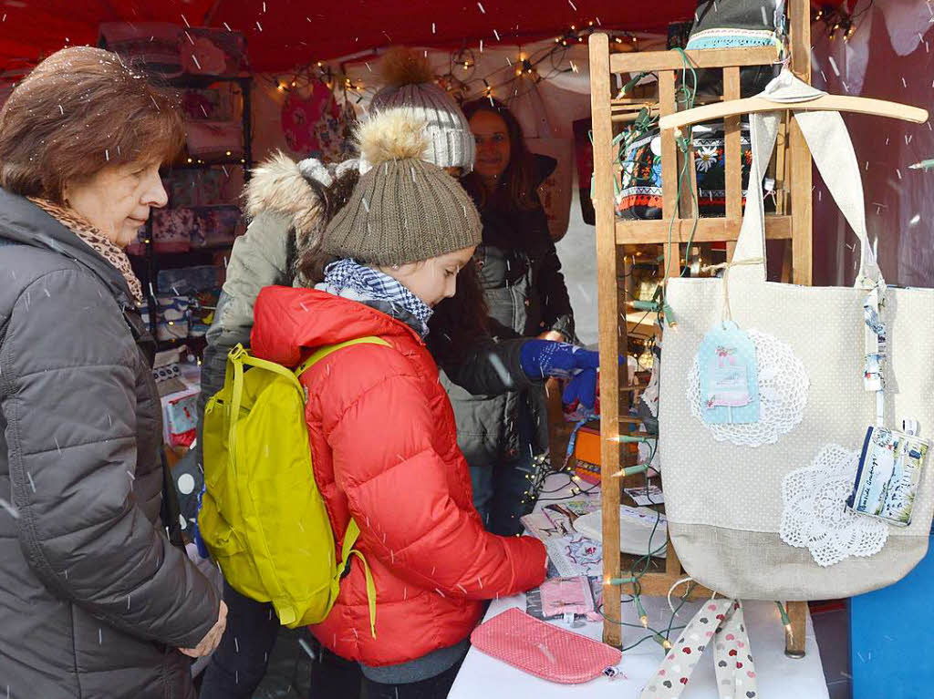 Vielfltige Mglichkeiten zum Bummel, zur Verkstigung und zur Unterhaltung bot der Weihnachtsmarkt in Nollingen