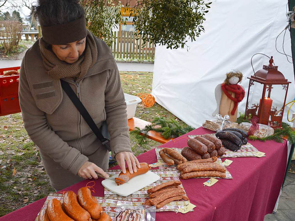 Vielfltige Mglichkeiten zum Bummel, zur Verkstigung und zur Unterhaltung bot der Weihnachtsmarkt in Nollingen