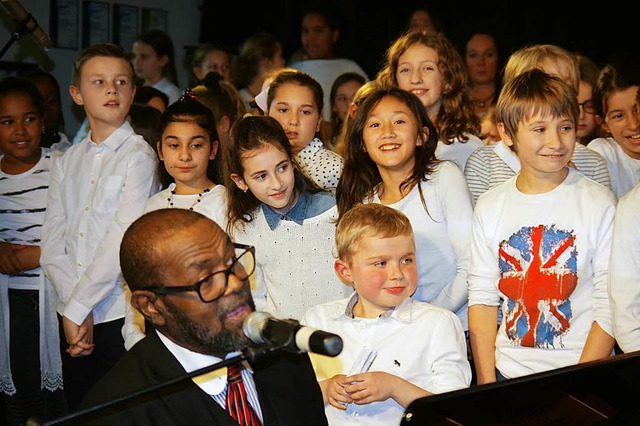 Der bekannte Gospelsnger Freddy Washi... und Snger der Breisacher Realschule.  | Foto: Manuela Schmitt