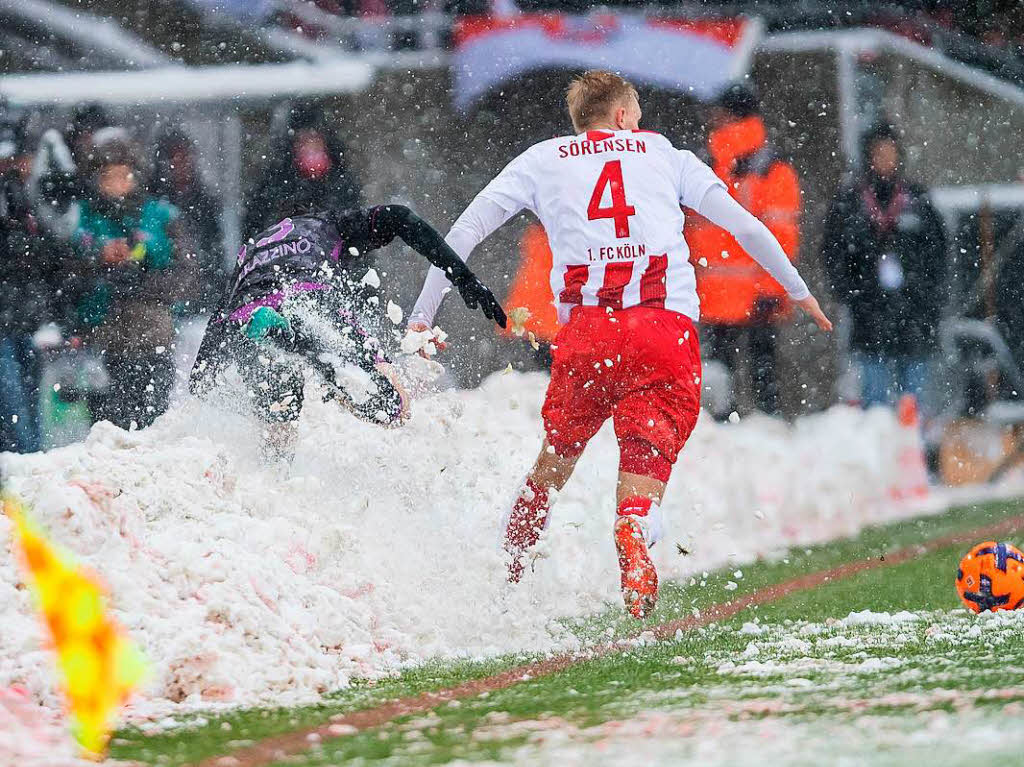 Schlittenfahren mal anders: Ein Freiburger Spieler landet im Schnee.